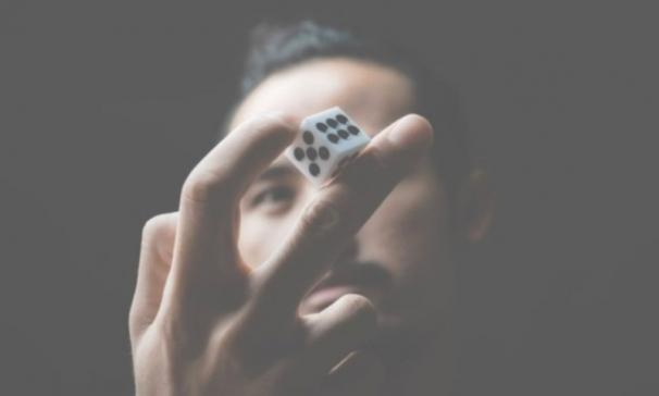 Man kijkt naar dobbelsteen